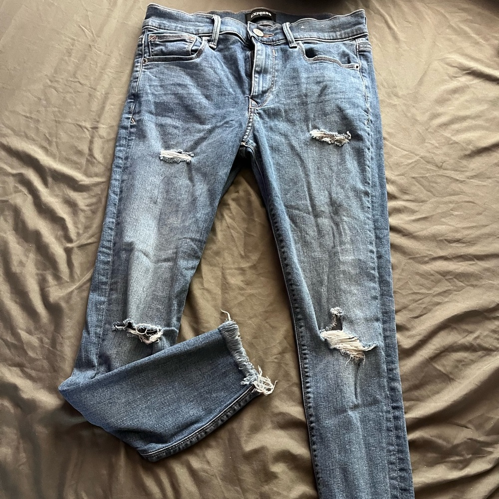 Mid rise. Cropped ripped jeans. Stretch.